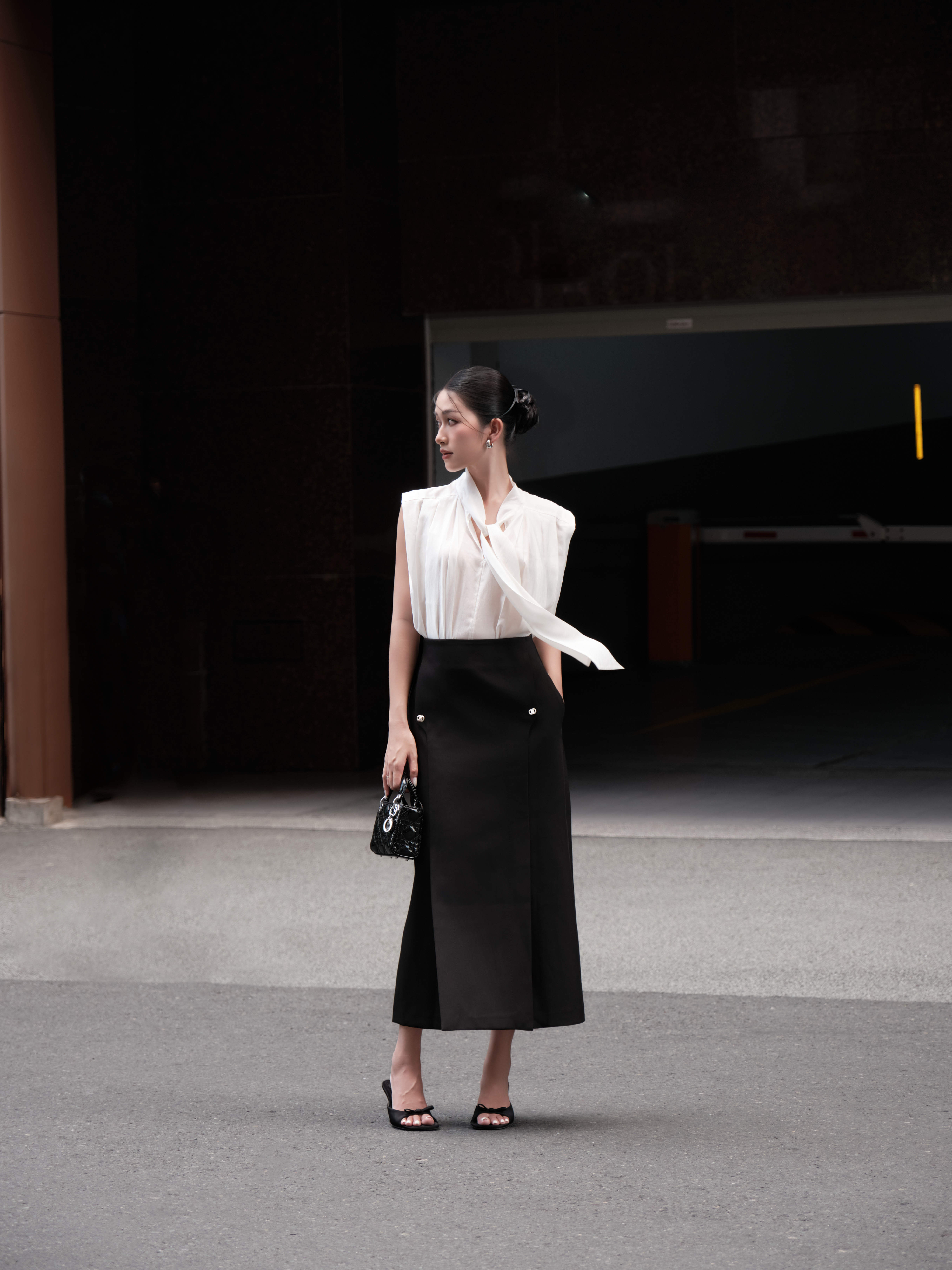 Chân váy midi đính cúc thân trước